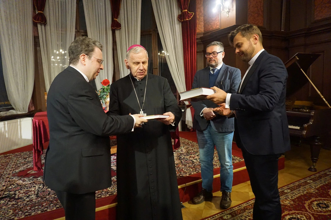 Biskup Jan Kopiec otrzymuje 2 tomy księgi pamiątkowej