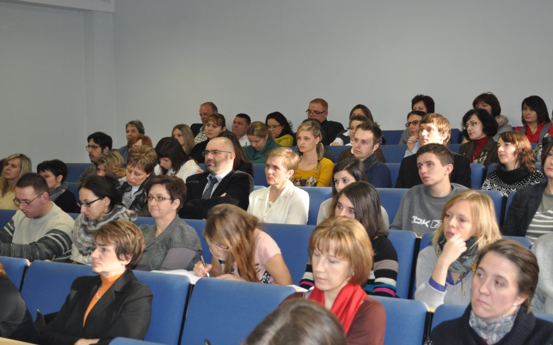 Spotkanie studentów i profesorów na konferencji naukowej