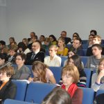 Spotkanie studentów i profesorów na konferencji naukowej