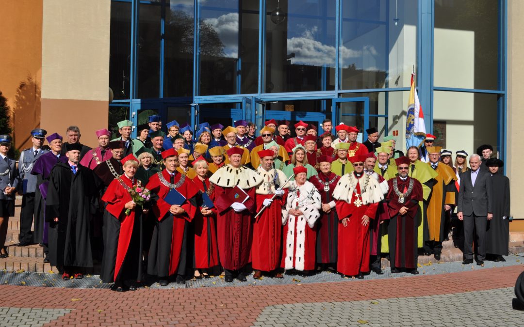 Zdjęcie grupowe z uroczystej inauguracji roku akademickiego UO