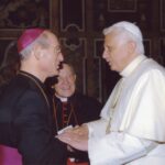 Kardynał Joseph Ratzinger wita się z arcybiskupem Alfonsem Nossolem