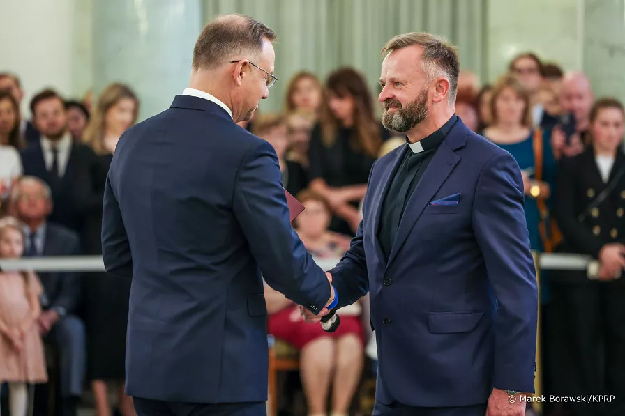 Wręczenie ks. Konradowi Glombikowi nominacji profesorskiej przez Prezydenta RP podczas uroczystości w Pałacu Prezydenckim