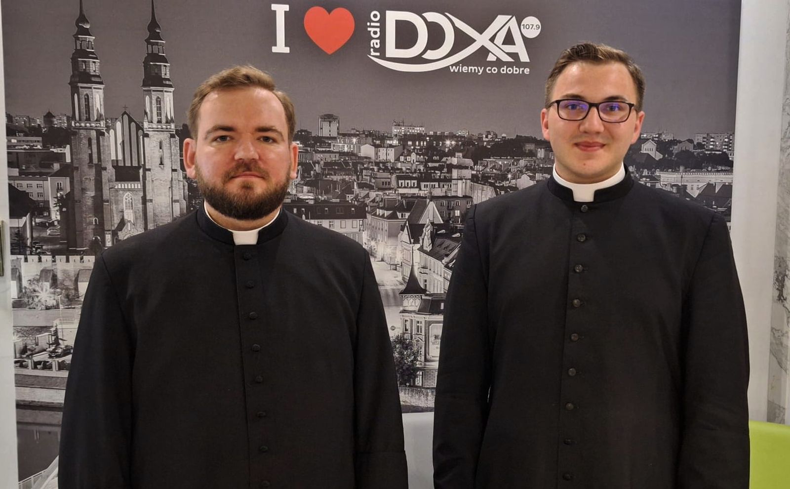 Ks. Krzysztof Kapica i ks. Dominik Strychacz w Radiu DOXA