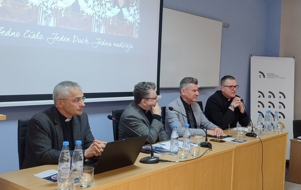 Księża K Kałuża, R Porada, pastor M Muszczyński oraz bp W Pracki w trakcie seminarium nt. karty Ekumenicznej 2025