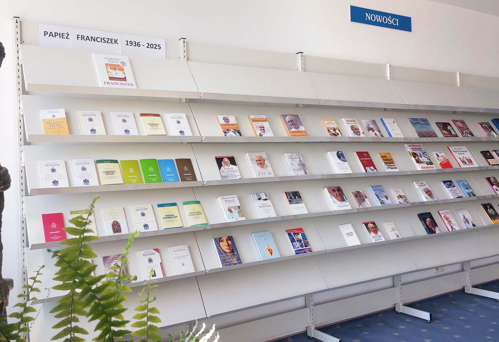 Wystawa publikacji o papieżu Franciszku w BWT - 2025