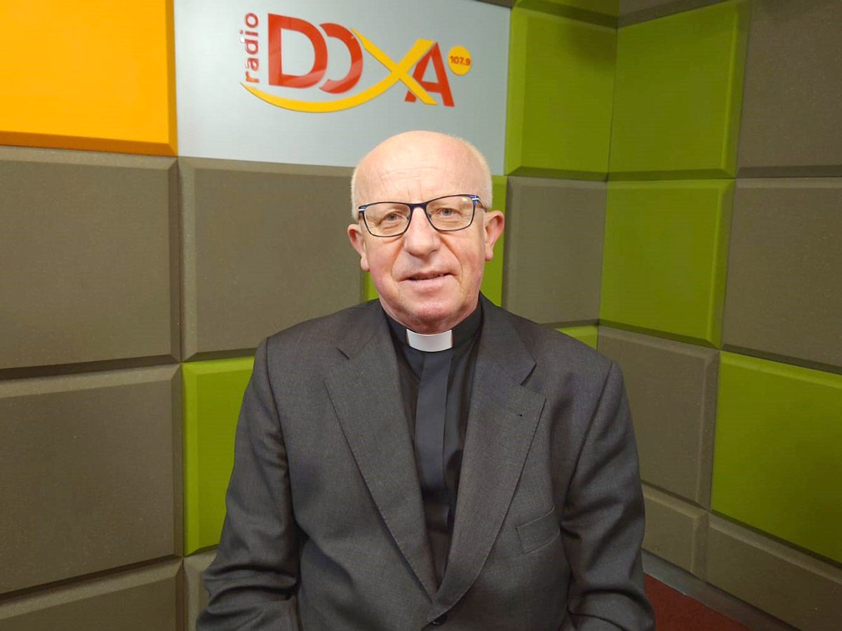 ks Erwin Mateja w Radiu DOXA